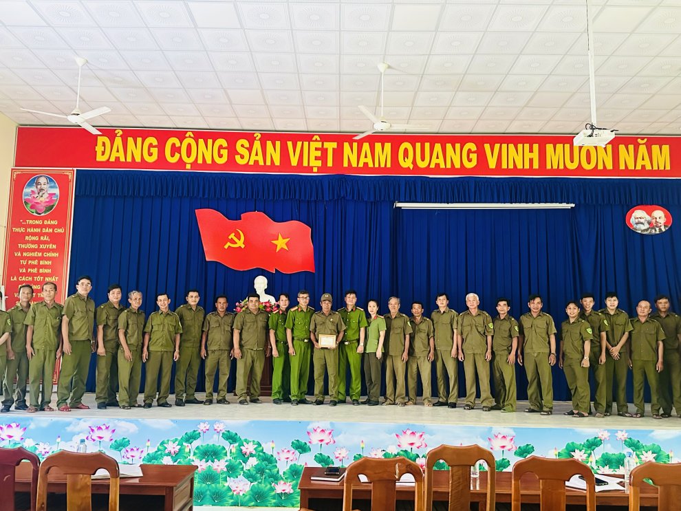 Ban Chỉ huy CAX, đồng chí Lâm Hoàng Vinh và lực lượng tham gia bảo vệ ANTT ở cơ sở chụp hình lưu niệm