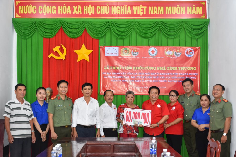 bàn giao kinh phí xây nhà cho bà Phương