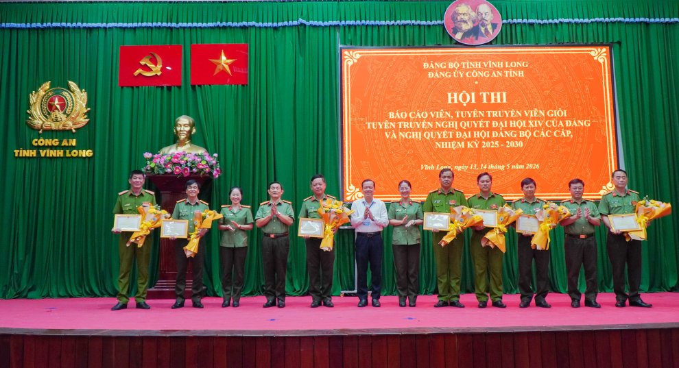 Ban tổ chức chụp ảnh lưu niệm cùng các thí sinh đạt giải tại hội thi