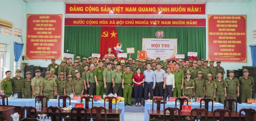 Ban tổ chức và các đội thi chụp ảnh lưu niệm