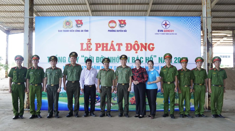 Ban Thanh niên Công an tỉnh Vĩnh Long ra quân trồng cây, tặng quà học sinh vượt khó tại phường Duyên Hải