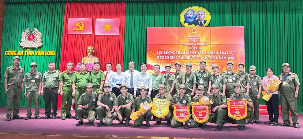 Các đội chụp ảnh lưu niệm cùng ban tổ chức