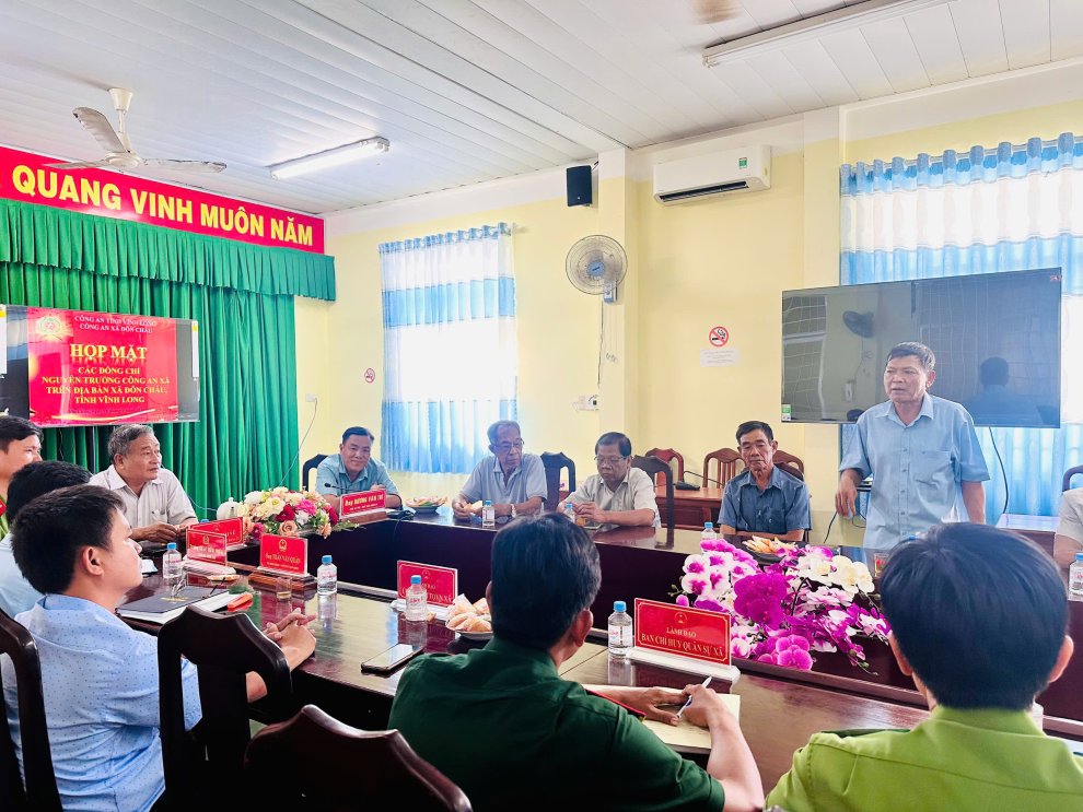 Các đồng chí nguyên Trưởng Công an xã đã biểu dương các thành tích của Công an xã Đôn Châu11