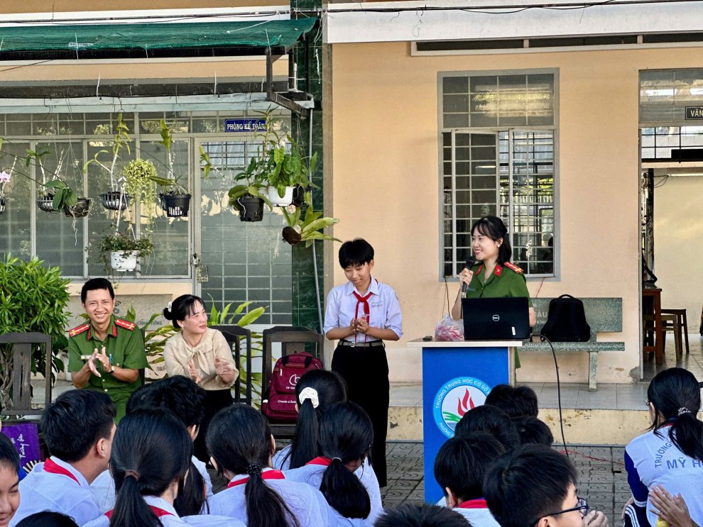 Các em học sinh trả lời câu hỏi