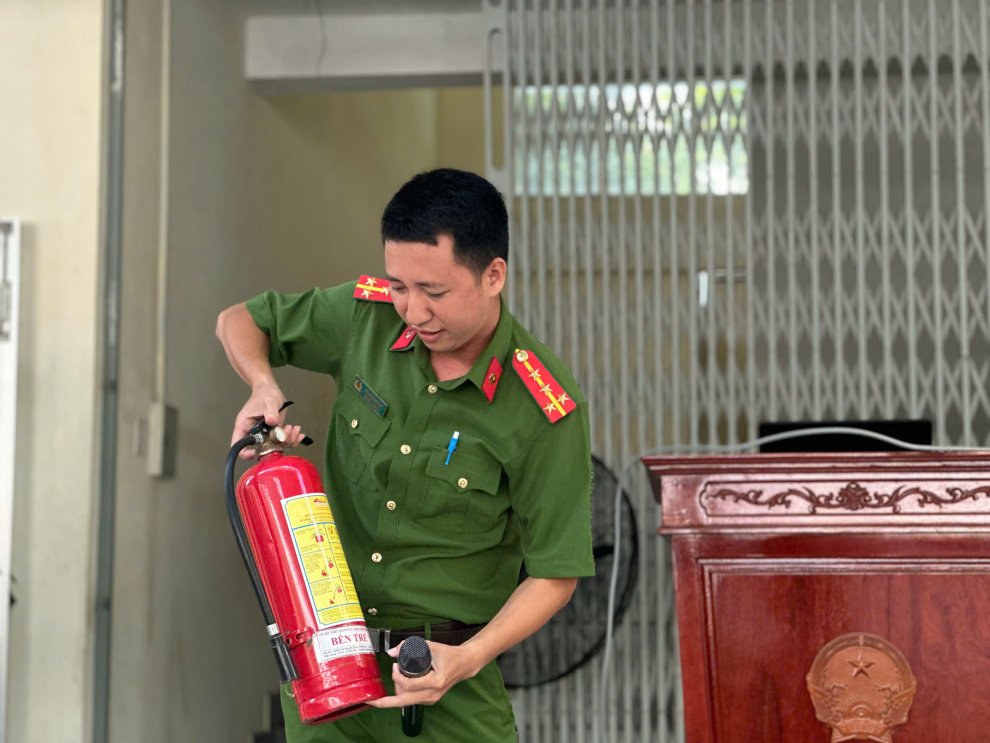 Cán bộ Công an phường tuyên truyền cho các em học sinh