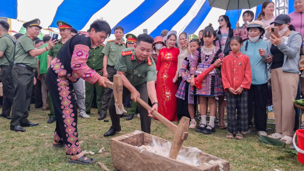 Cán bộ Công an tỉnh Vĩnh Long tham gia hội thi giã bánh dày tại ngày hội