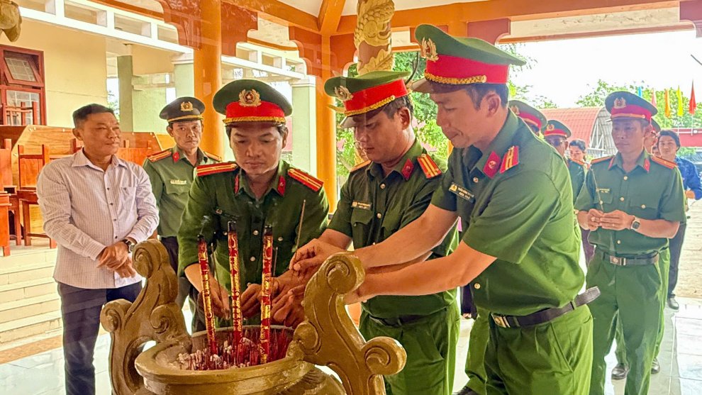Cán bộ Công an xã dân hương tưởng niệm
