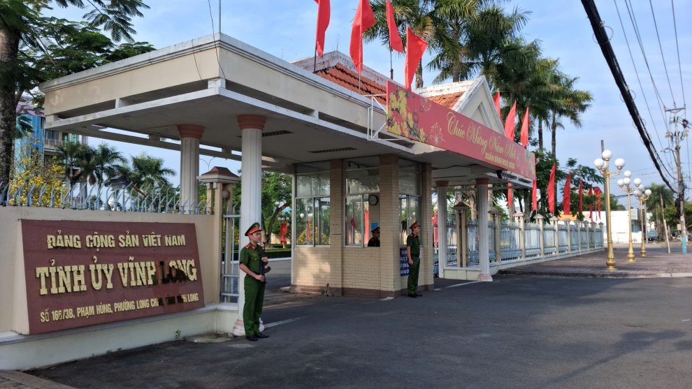 Cảnh sát cơ động bảo vệ nghiêm ngặt, chặt chẽ tại mục tiêu Tỉnh ủy