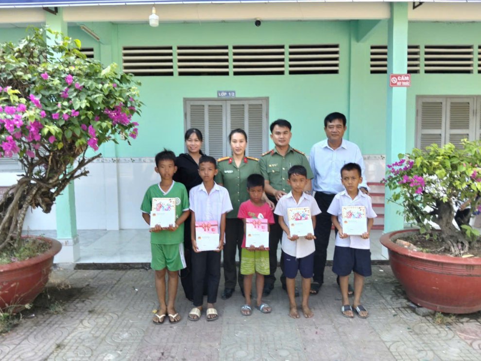 Chi bộ công an xã đôn châu tặng quà cho các em học sinh