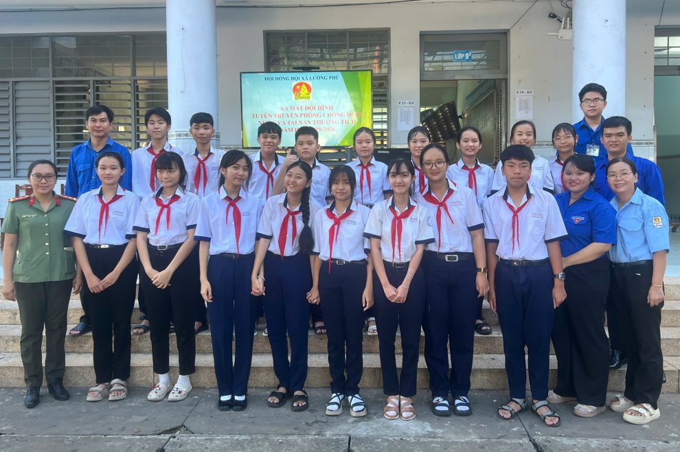 Chi đoàn Công an xã chụp ảnh lưu niệm với các em học sinh