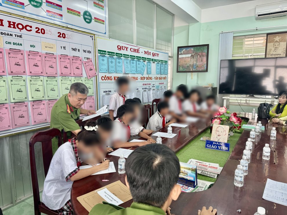 Cho các em học sinh cam kết không tiếp tục vi phạm