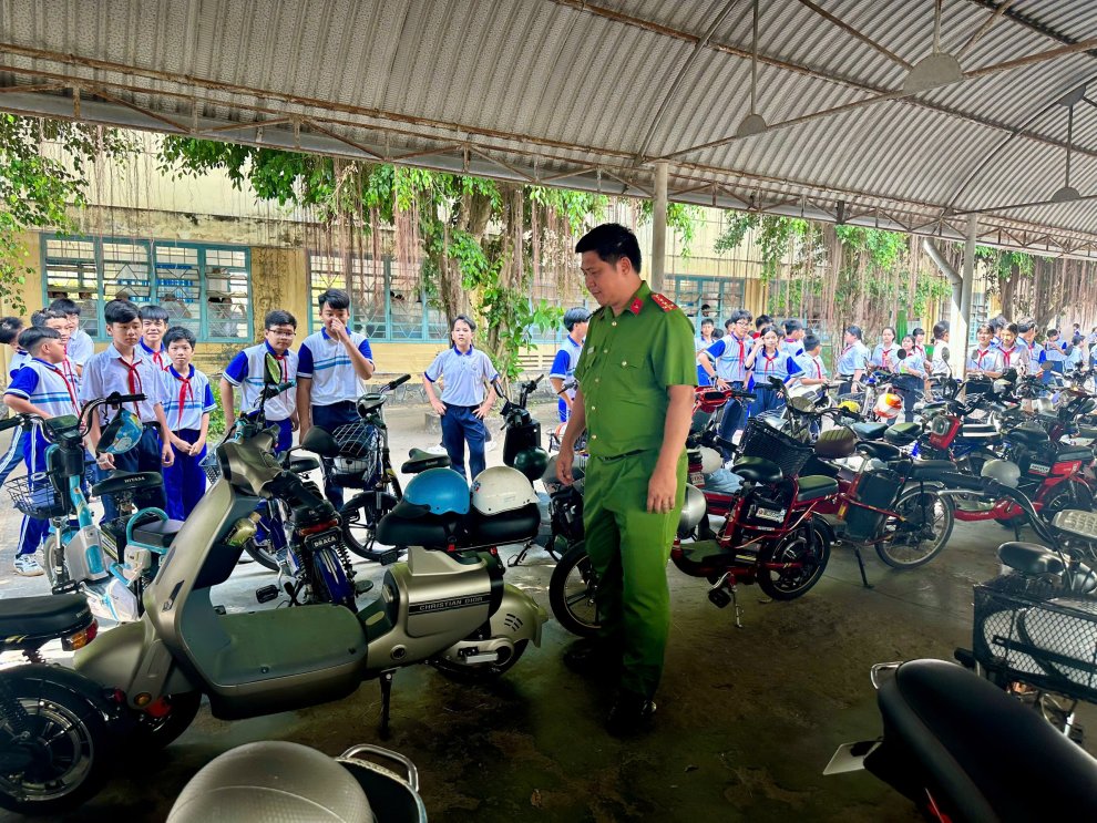 Công an phường kiểm tra bãi giữ xe trường học trên địa bàn