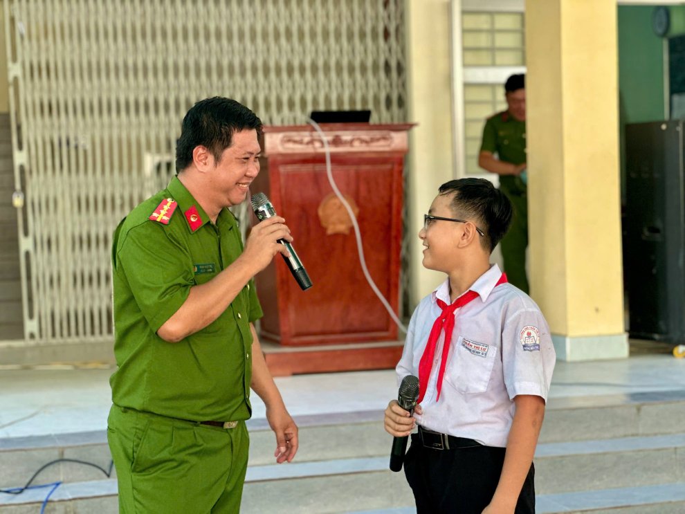 Công an phường tuyên truyền cho các em học sinh