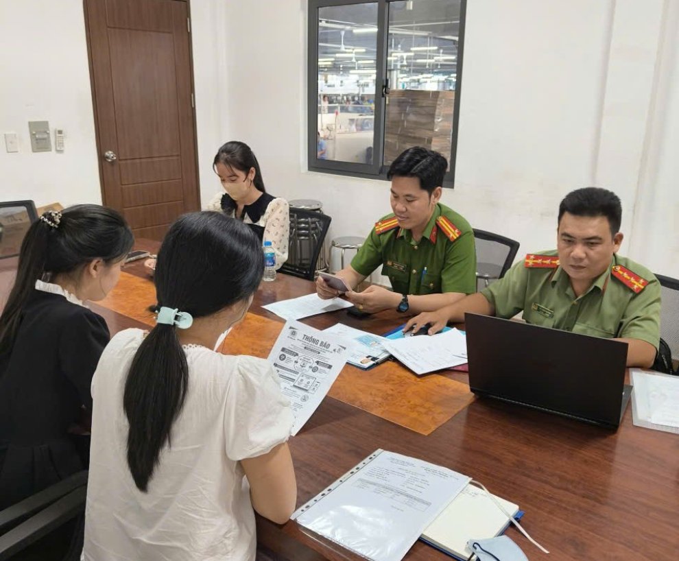 Công an xã đến Công ty hướng dẫn cập nhật tài khoản trên phần mèm mới