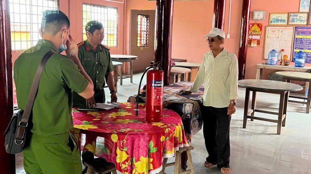 Công an xã hướng dẫn sử dụng bình chữa cháy tại hộ gia đình