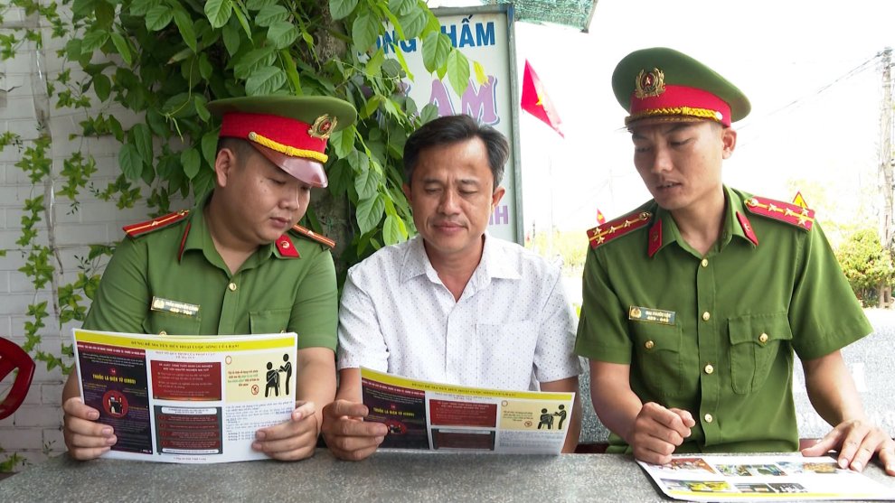 Công an xã Quới Điền đẩy mạnh tuyên truyền cho người dân phòng, chống ma túy trên địa bàn xã