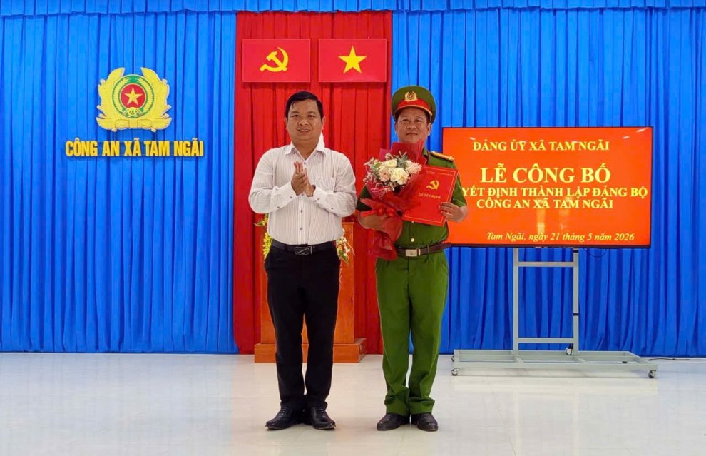 Đ c Trần Thanh Bình Bí thư Đảng ủy trao Quyết định
