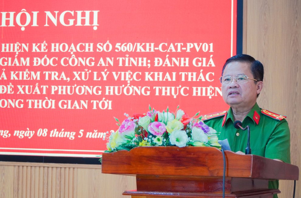 Đại tá Lê Văn Tư, Phó Giám đốc Công an tỉnh phát biểu chỉ đạo tại hội nghị