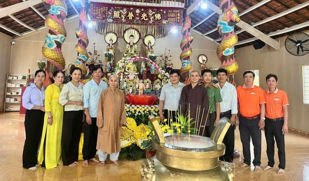 Đoàn công tác đến thăm, chúc mừng Đại Lễ Phật Đản tại Chùa Long Nhiễu, ấp Bến Đò