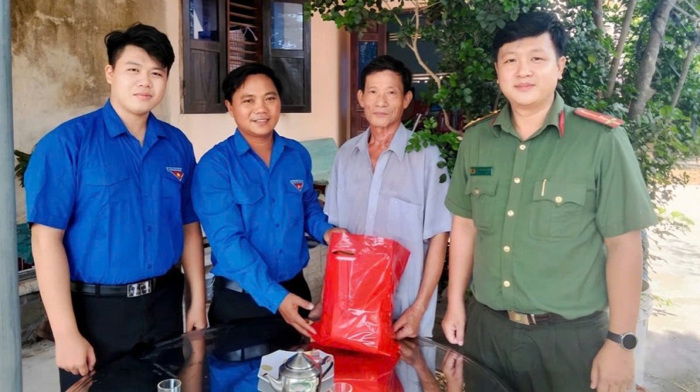 Đoàn đã tặng quà cho chú Phùng Văn Tiến Cựu Thanh niên xung phong 2
