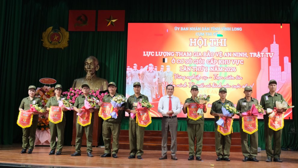 Đồng chí Nguyễn Văn Thương, Chủ tịch UBND phường Bến Tre trao cờ, tặng hoa cho các đội thi