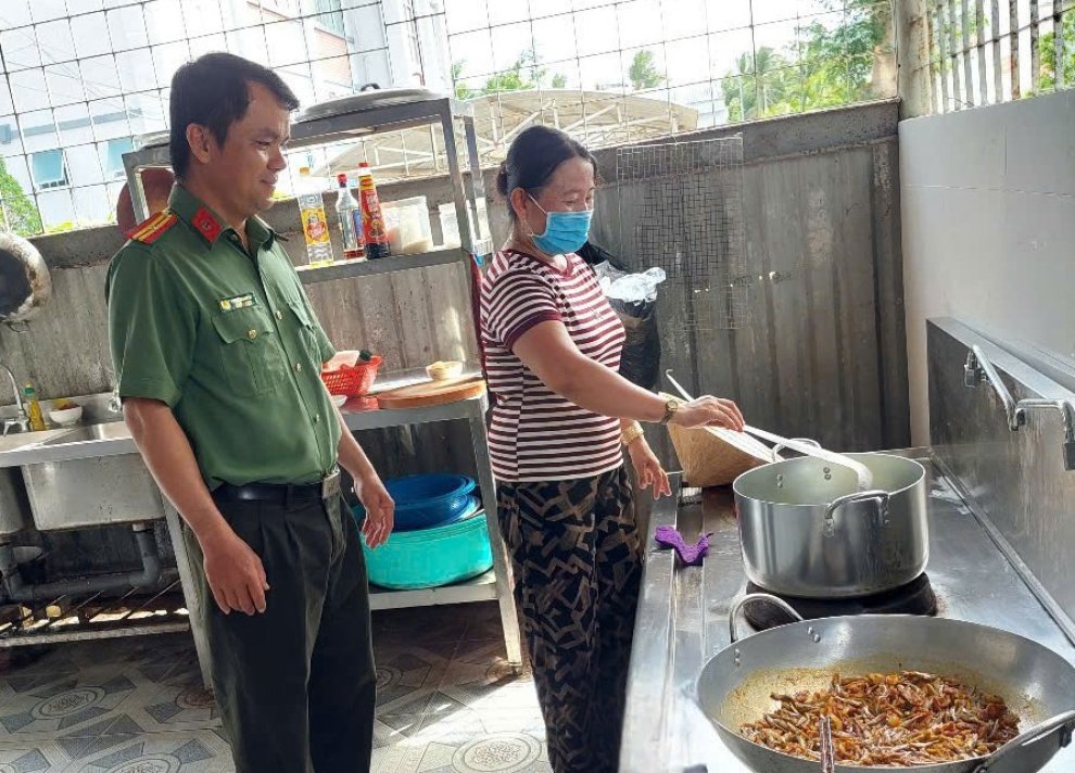Phòng Hậu cần Công an tỉnh kiểm tra, hướng dẫn công tác vệ sinh an toàn thực phẩm và phòng, chống dịch bệnh