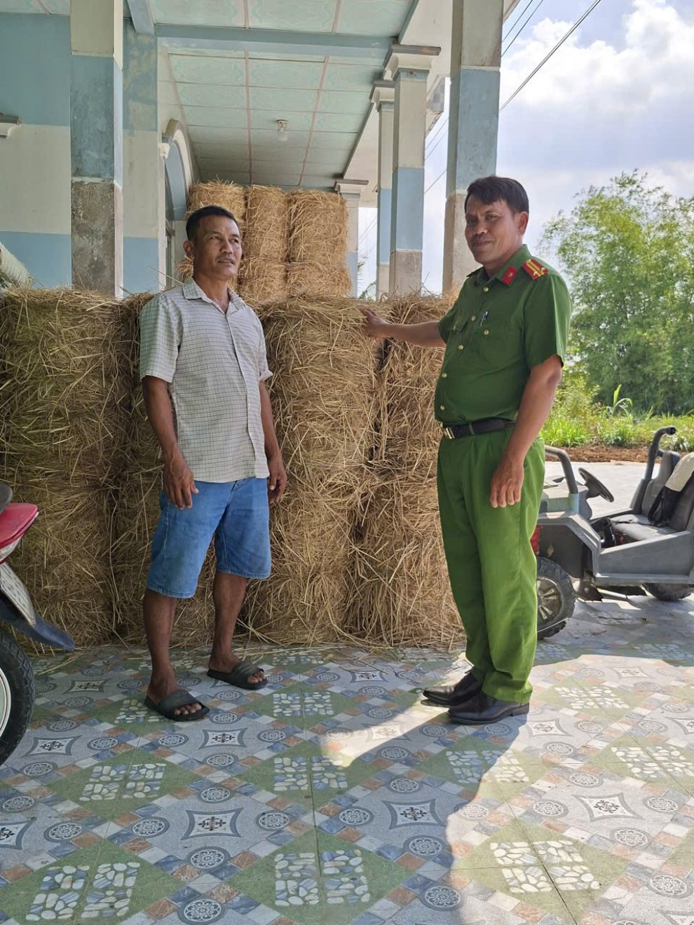 hình 2 Công an xã đến từng hộ dân