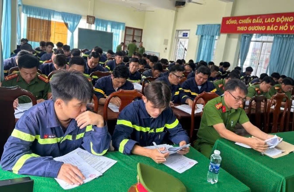 Hình 3 Cán bộ, chiến sĩ tham gia kiểm tra phần thi lý thuyết