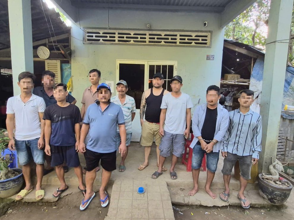 hình ảnh người có liên quan tại tụ điểm đánh bạc trái phép ấp Việt Giữa xã Châu Hưng