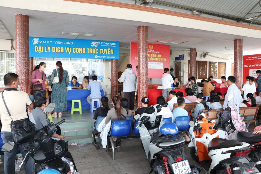 Người dân tập trung khá đông so với ngày thường để làm CCCD và định danh mức 2