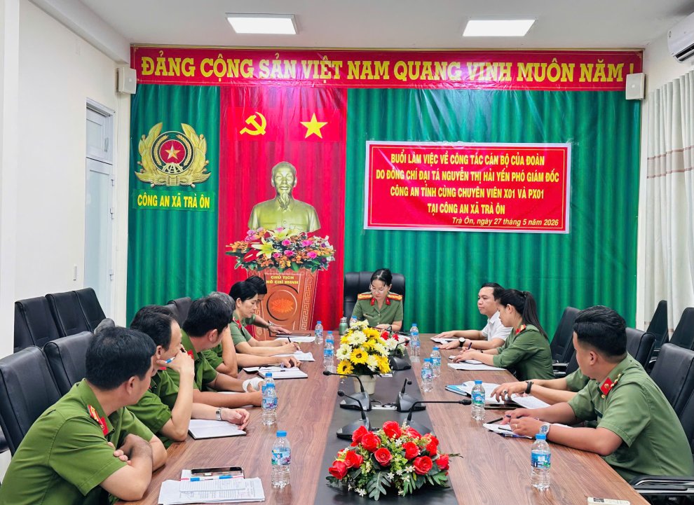Quang cảnh buổi làm việc