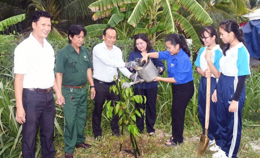 Chi đoàn Công an xã Phú Thuận tham gia trồng cây “Đời đời nhớ ơn Bác Hồ” nhân kỷ niệm 136 năm ngày sinh Chủ tịch Hồ Chí Minh