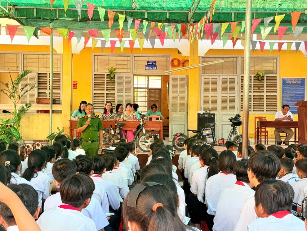 Công an xã Hưng Khánh Trung tổ chức tuyên truyền, phổ biến, giáo dục pháp luật về trật tự, an toàn giao thông
