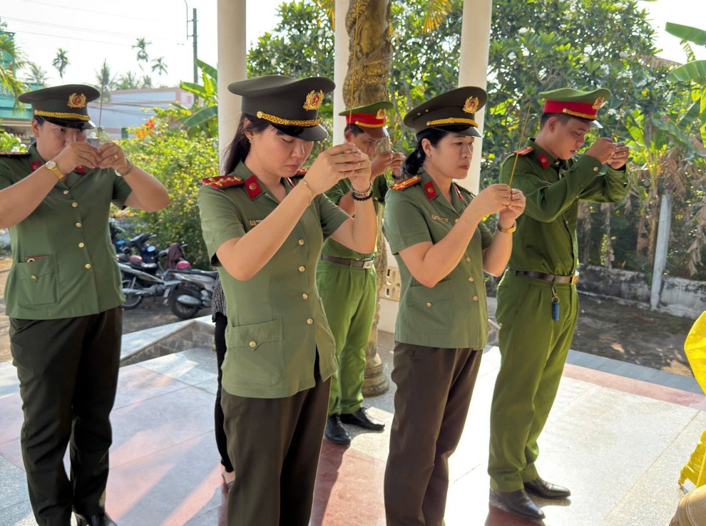 Công an phường Phú Tân dâng hương, dâng hoa tại Đền thờ liệt sĩ
