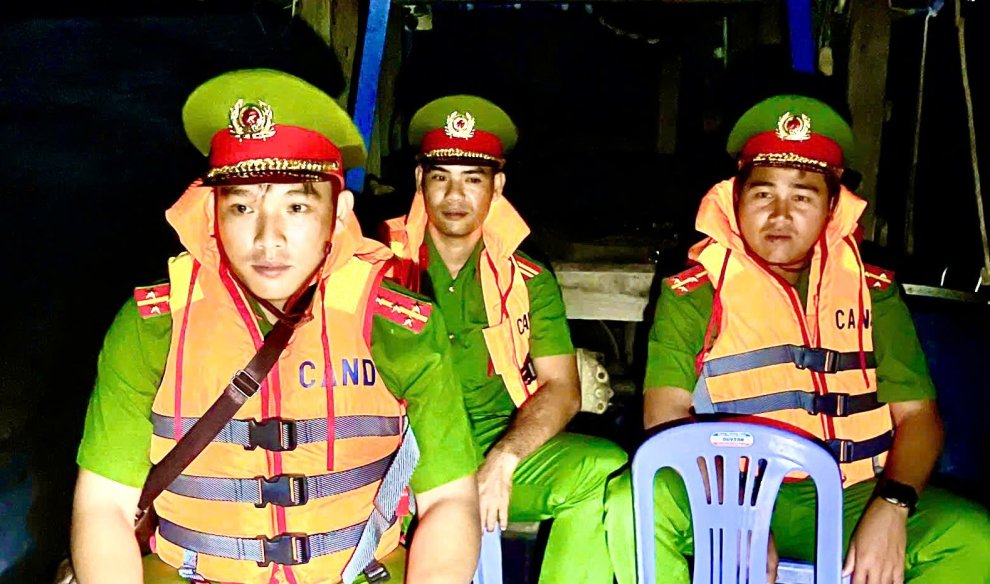 Công an xã Lưu Nghiệp Anh tăng cường kiểm tra, xử lý vi phạm về khai thác, vận chuyển cát trên tuyến sông Hậu