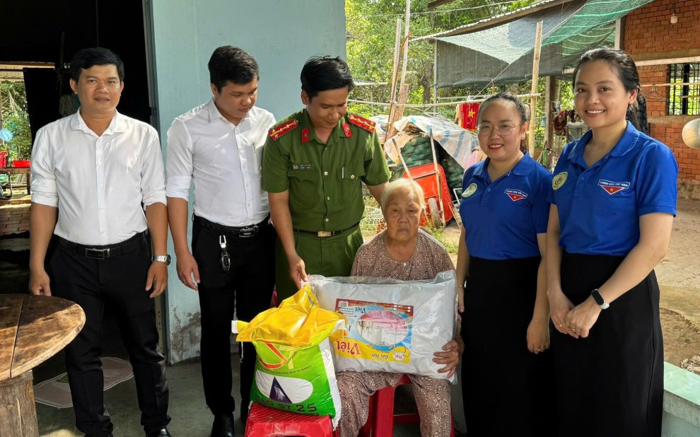 Chi đoàn Công an phường Sơn Đông trao quà tặng người nghèo, người già neo đơn có hoàn cảnh khó khăn