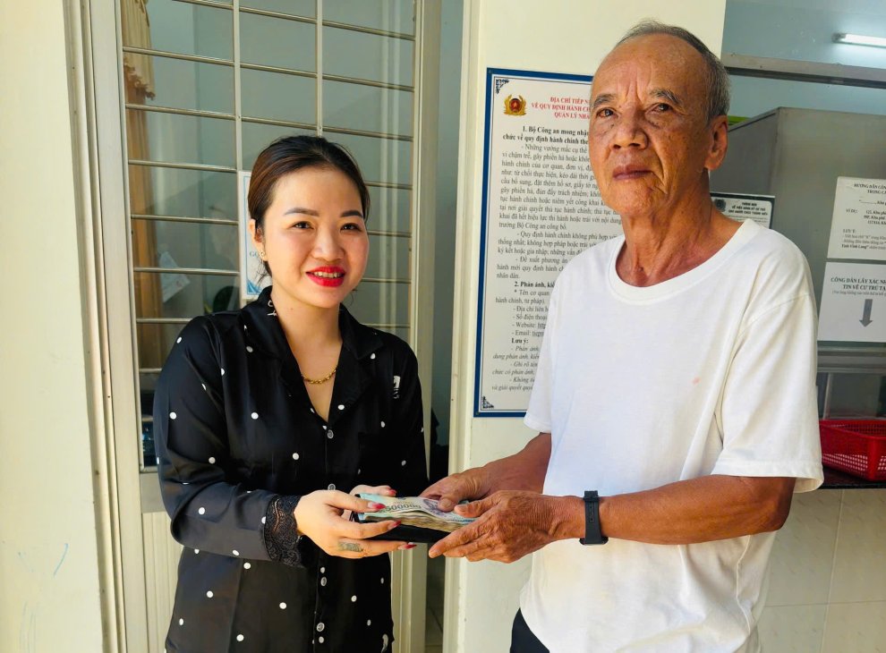 Công an phường Phú Tân tổ chức trao trả tài sản đánh rơi cho công dân