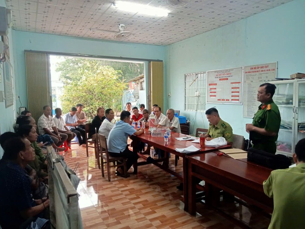 Công an xã Nhị Trường phối hợp tuyên truyền, phổ biến kiến thức về an toàn giao thông đường bộ trong Nhân dân
