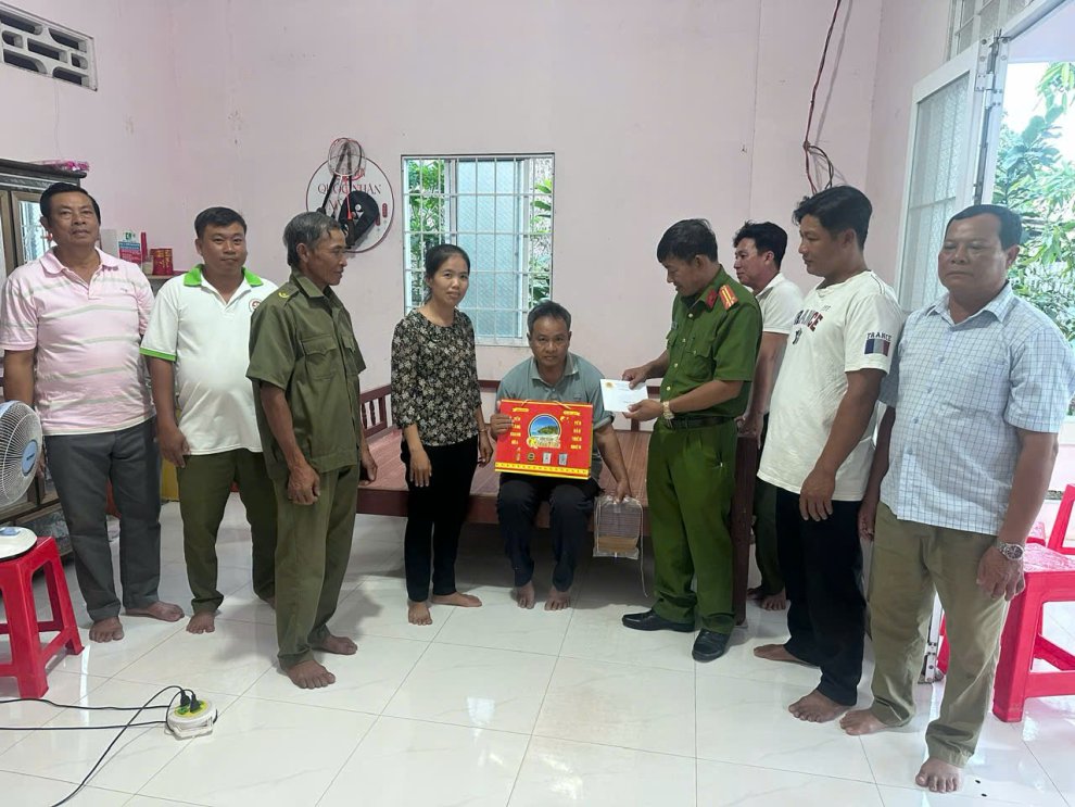 Công an xã Đại An thăm hỏi, động viên Tổ trưởng Tổ bảo vệ an ninh trật tự ở cơ sở bị bệnh hiểm nghèo