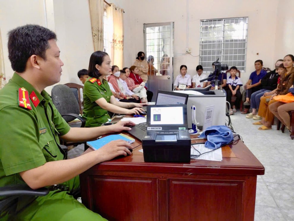 Công an xã Cầu Ngang tăng cường thu nhận hồ sơ cấp Căn cước và định danh điện tử mức độ 2 cho học  sinh