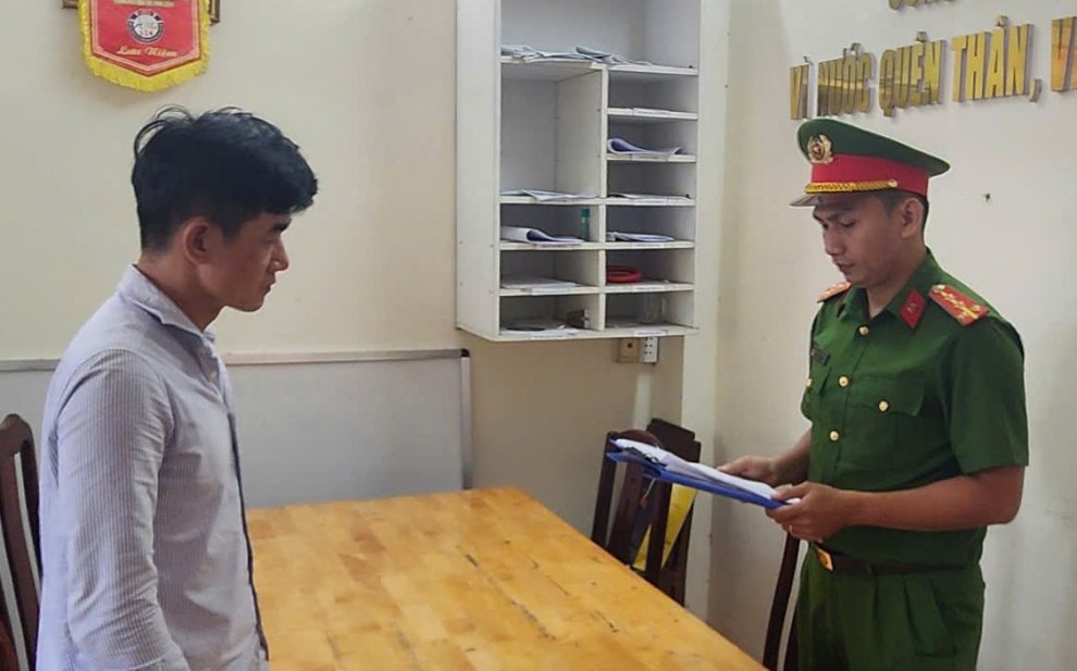 Công an phường Phú Tân bàn giao đối tượng đi cai nghiện bắt buộc