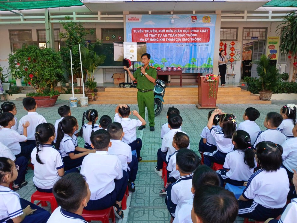 Công an phường Sơn Đông tuyên truyền pháp luật về trật tự, an toàn giao thông trong cơ sở giáo dục