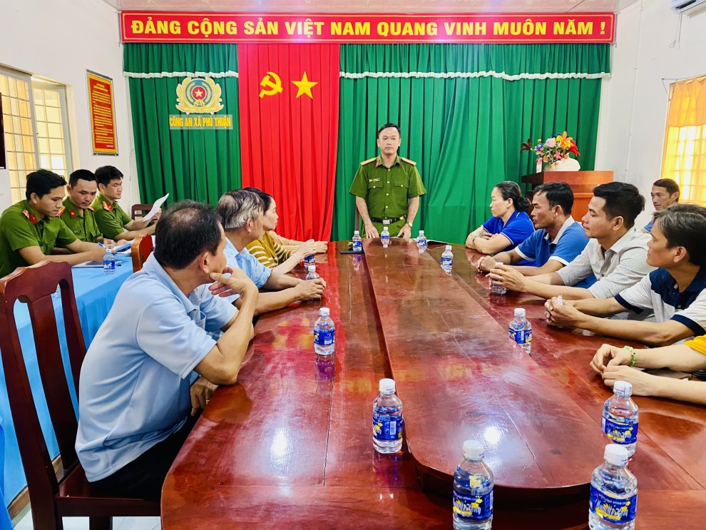 Công an xã Phú Thuận tuyên truyền, phổ biến pháp luật cho các cơ sở kinh doanh