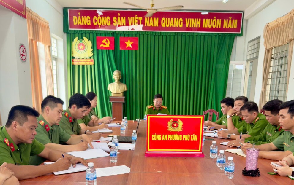 Đảng bộ Công an phường Phú Tân quán triệt Nghị quyết Hội nghị lần thứ hai Ban Chấp hành Trung ương Đảng khóa XIV