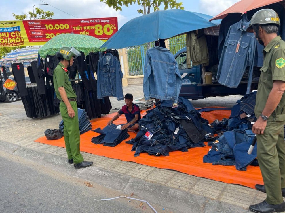 Công an phường Phú Tân tăng cường công tác tuần tra, kiểm soát thiết lập lại trật tự đô thị, bảo đảm hành lang an toàn giao thông