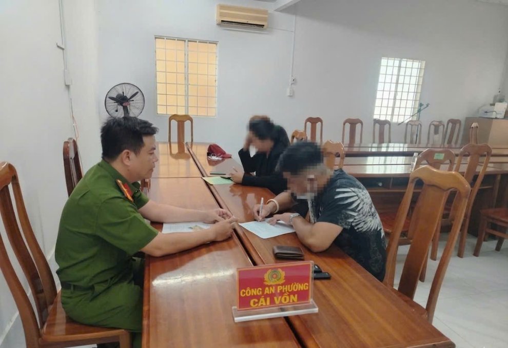 Công an phường Cái Vồn xử phạt 02 trường hợp không thực hiện việc khai báo tạm trú người nước ngoài