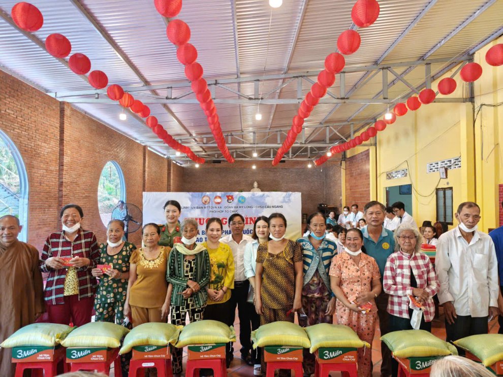 Công an xã Mỹ Long phối hợp tặng quà người dân khó khăn