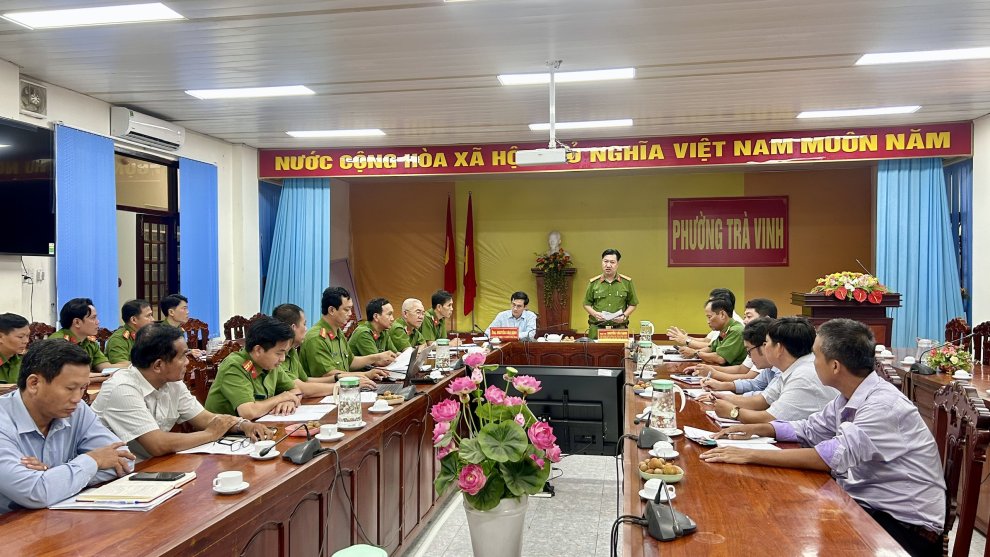 Đại tá Nguyễn Văn Hạnh, Phó Giám đốc Công an tỉnh kiểm tra công tác quản lý Nhà nước về phòng cháy, chữa cháy và cứu nạn, cứu hộ tại phường Trà Vinh