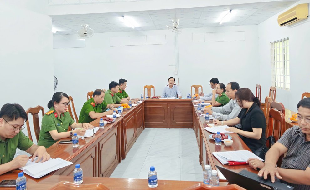 Công an phường Cái Vồn tiếp đoàn giám sát tình hình thực hiện Nghị quyết của Đảng ủy phường trong 6 tháng đầu năm 2026