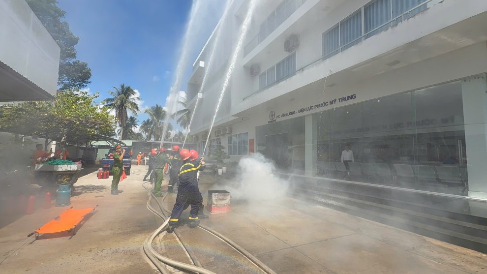 Thực tập phương án chữa cháy và cứu nạn, cứu hộ tại điện lực Phước Mỹ Trung